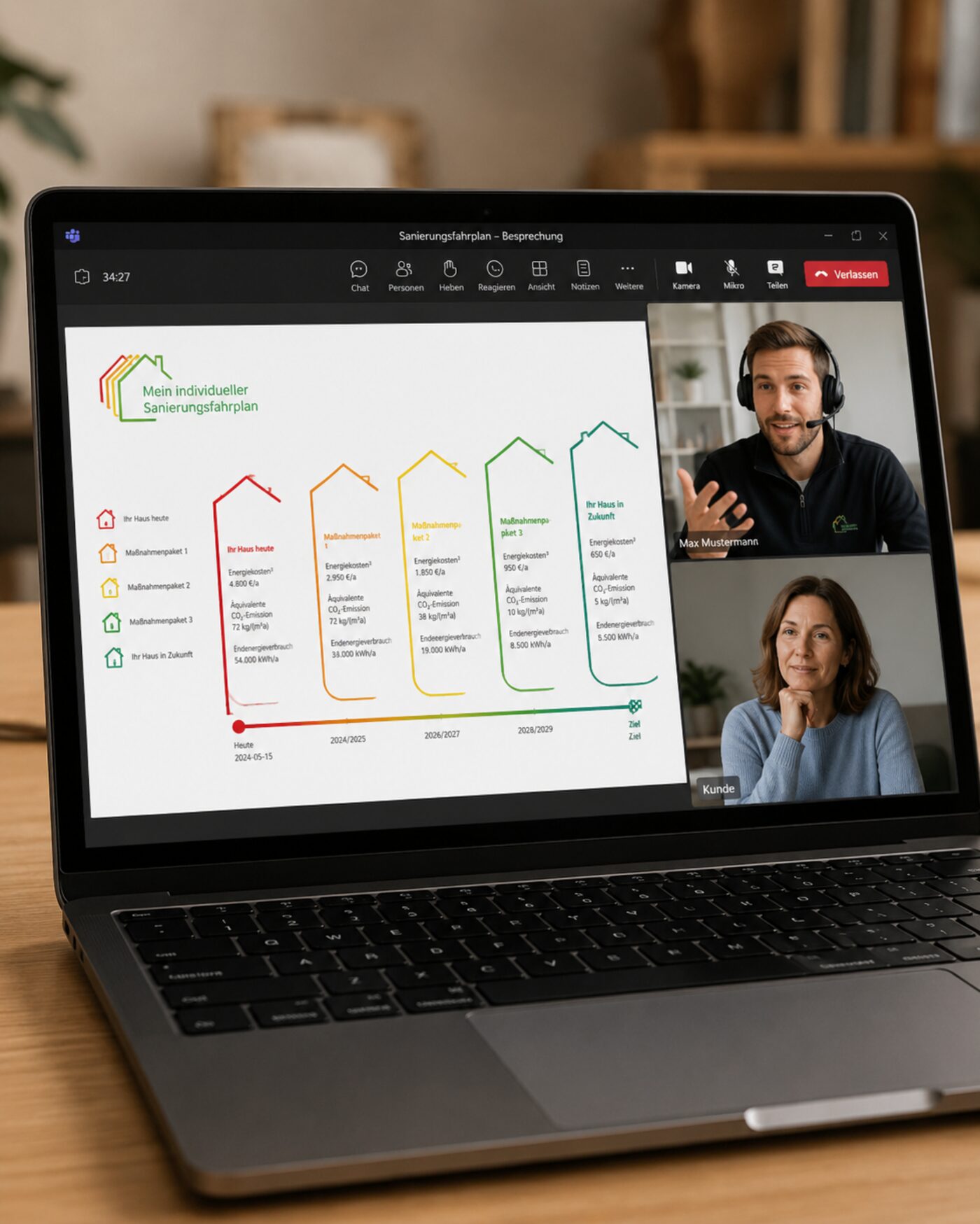 Energieberater bespricht den individuellen Sanierungsfahrplan im Videogespräch