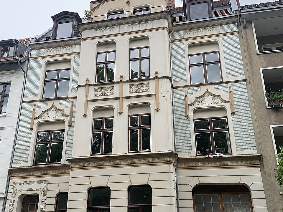 Gründerzeitliches Stadthaus mit verzierter Altbaufassade