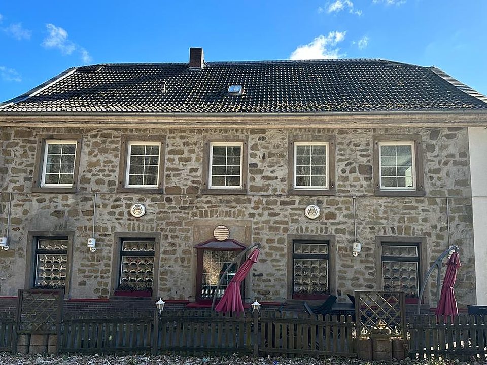 Historisches Anwesen aus Naturstein mit Walmdach