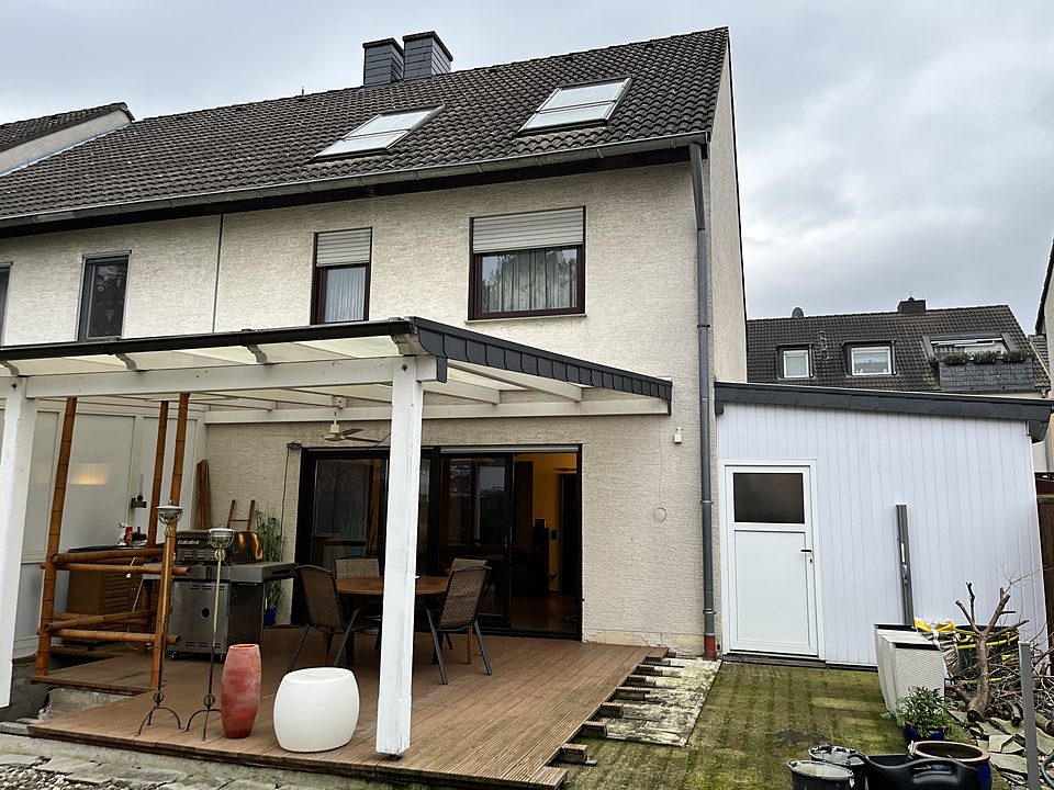 Doppelhaushälfte mit überdachter Terrasse und Garten
