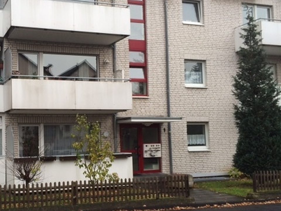 Mehrfamilienhaus mit mehreren Balkonen
