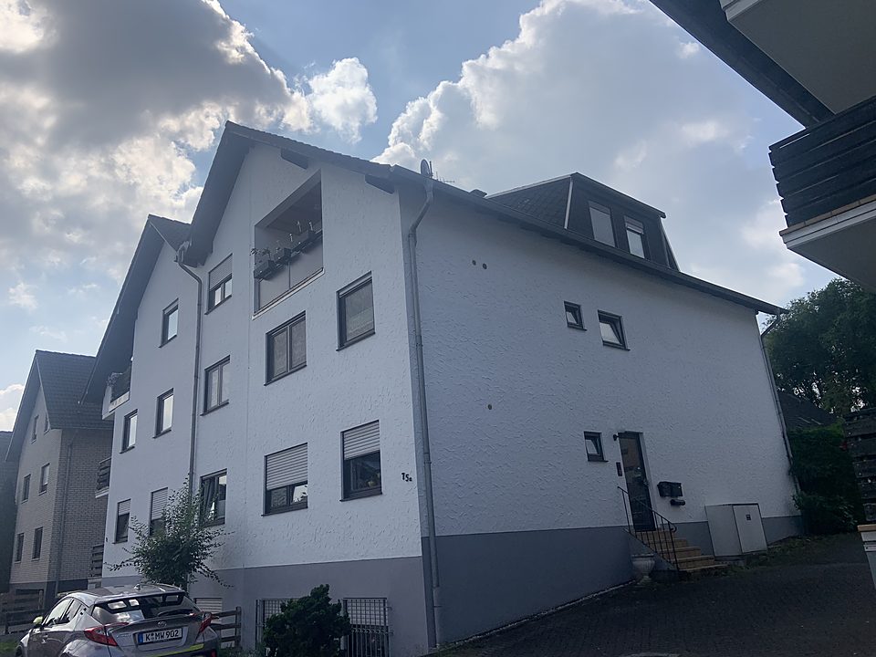 Mehrgeschossiges Wohnhaus aus Klinker mit Dachgaube
