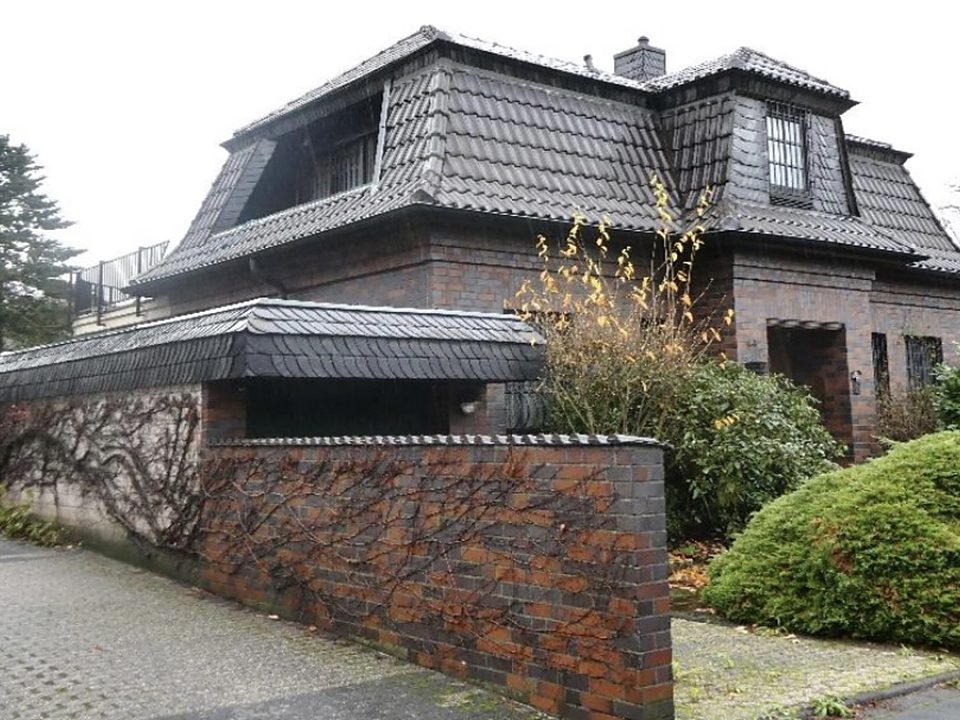Architektenvilla hinter parkähnlichem Garten mit Koniferen