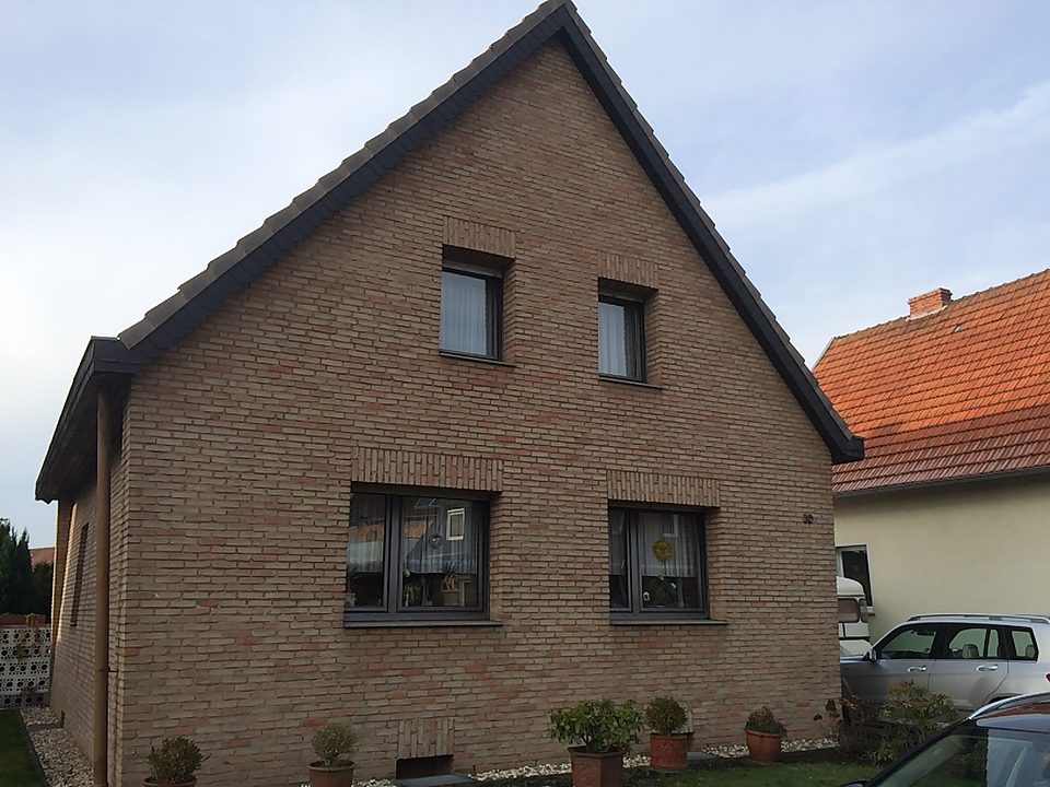 Freistehendes Einfamilienhaus aus hellem Klinker mit Satteldach