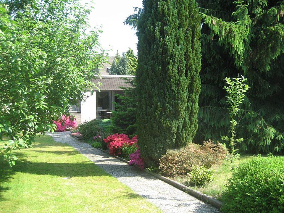 Wohnhaus mit gepflegtem, parkähnlichem Garten