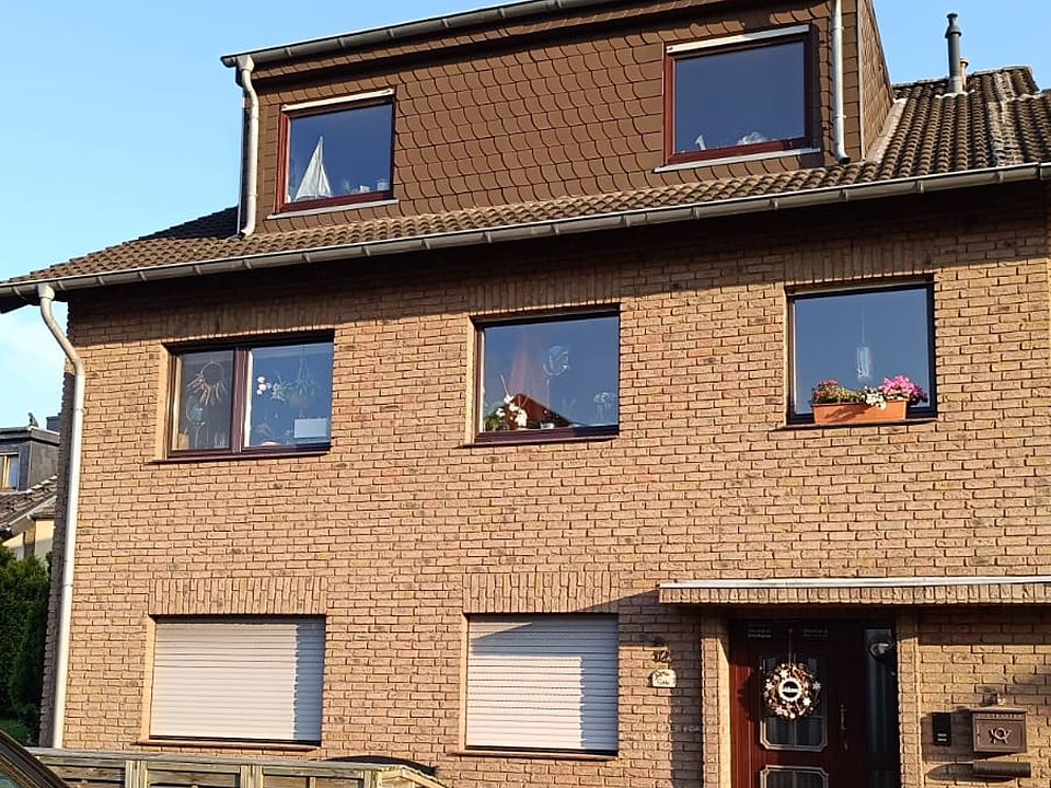 Modernes Zweifamilienhaus aus Klinker mit Gaube
